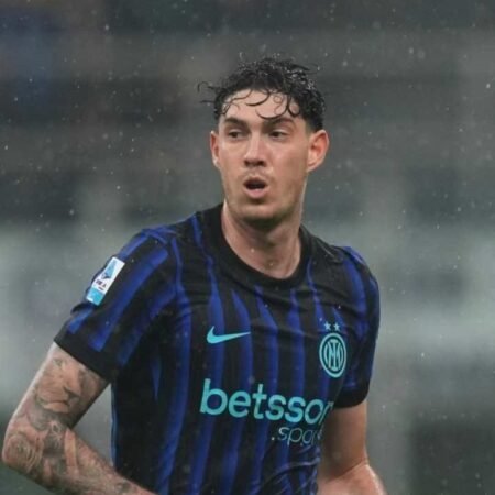 Inter Pertimbangkan Jual Bastoni, Barcelona Jadi Tujuan Impian