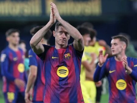 Setia di Camp Nou, Lewandowski Rela Potong Gaji Demi Bertahan di Barcelona