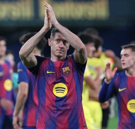 Setia di Camp Nou, Lewandowski Rela Potong Gaji Demi Bertahan di Barcelona